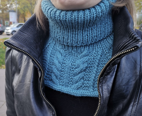 gestrickter Kragenschal im Zopfmuster