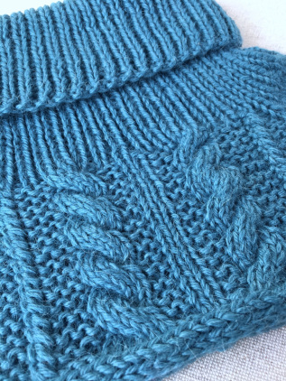gestrickter Kragenschal im Zopfmuster