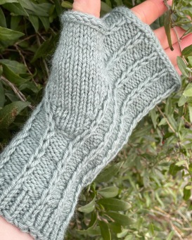 Handstulpen im Hebemaschen- Muster